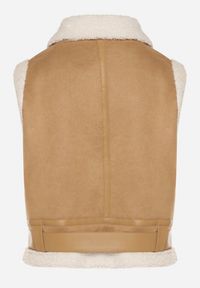 Born2be - Beżowa Rockowa Kamizelka z Futerkiem Typu Baranek i Klamerką Tiodora. Okazja: na co dzień. Kolor: beżowy. Materiał: futro. Wzór: aplikacja. Styl: rockowy #5