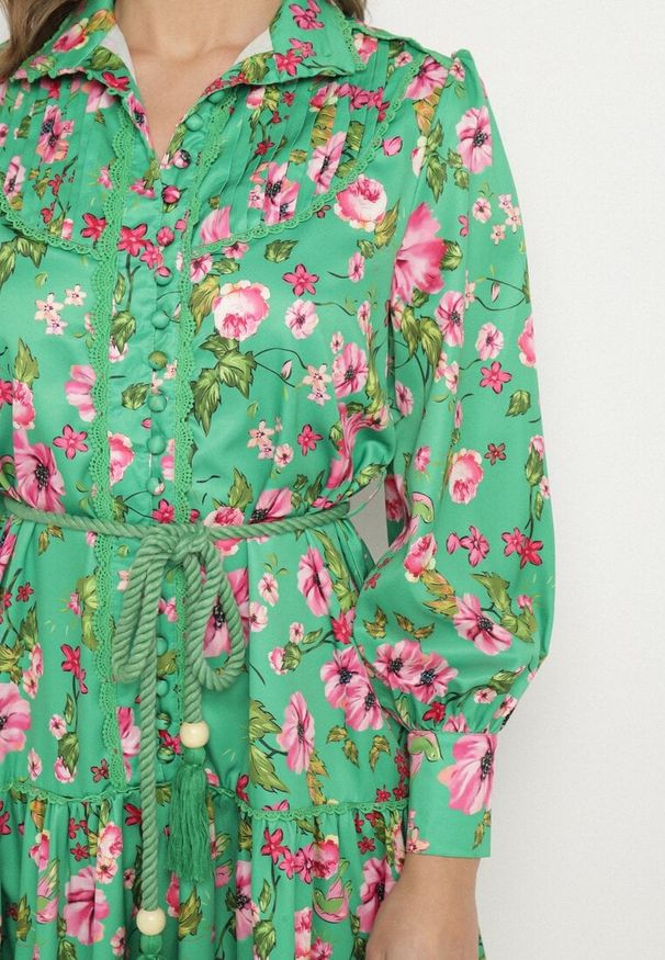 Born2be - Zielona Koszulowa Sukienka ze Stójką i Falbanką Madalyn. Typ kołnierza: kołnierzyk stójkowy. Kolor: zielony. Materiał: koronka. Typ sukienki: koszulowe