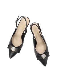 Czółenka damskie S.Barski, skóra naturalna ażurowa cholewka fason slingback regulowany pasek wysoki obcas ozdobna aplikacja, czarne, CR61-3119. Okazja: na spotkanie biznesowe. Nosek buta: otwarty. Zapięcie: pasek. Kolor: czarny. Szerokość cholewki: normalna. Wzór: ażurowy, aplikacja. Materiał: skóra. Obcas: na obcasie. Styl: klasyczny, biznesowy, elegancki. Wysokość obcasa: wysoki #2