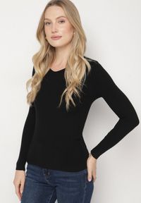 Born2be - Czarny Dopasowany Sweter z Prążkowanej Dzianiny z Bawełną z Dekoltem w Serek Tesma. Okazja: na co dzień. Typ kołnierza: dekolt w serek. Kolor: czarny. Materiał: dzianina, bawełna, prążkowany. Długość rękawa: długi rękaw. Długość: długie. Styl: elegancki, casual #4