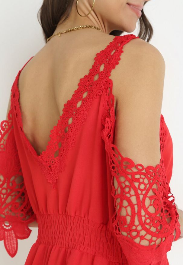 Born2be - Czerwona Sukienka Mini Hiszpanka na Ramiączkach z Koronkowymi Rękawami i Gumką w Pasie Giovati. Okazja: na co dzień. Typ kołnierza: dekolt hiszpanka. Kolor: czerwony. Materiał: koronka. Długość rękawa: na ramiączkach. Styl: casual. Długość: mini