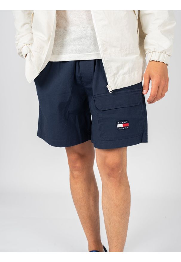 TOMMY HILFIGER - Tommy Jeans Szorty | DM0DM13222 | Mężczyzna | Biały, Czerwony, Granatowy. Okazja: na co dzień. Kolor: biały, czerwony, niebieski, wielokolorowy. Materiał: bawełna, poliamid. Wzór: aplikacja. Styl: casual
