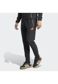 Adidas - Spodnie Liverpool FC Tiro 25 Competition Vis Tech Travel. Kolor: czarny. Sport: piłka nożna #1