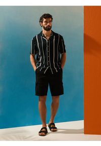 Sinsay - Wiskozowa koszula w paski - czarny. Kolor: czarny. Materiał: wiskoza. Wzór: paski