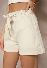 Renee - Jasnobeżowe Szorty z Bawełny High Waist Ozdobione Paskiem Lioziera. Okazja: na co dzień, na spacer. Stan: podwyższony. Kolor: beżowy. Materiał: bawełna. Wzór: aplikacja. Sezon: lato. Styl: casual, elegancki #4