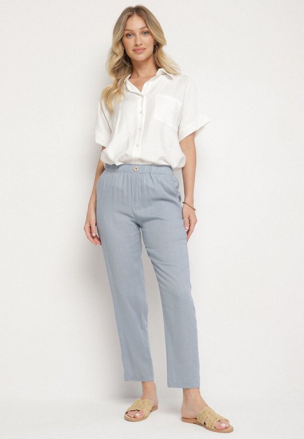 Born2be - Niebieskie Spodnie z Lnem o Klasycznym Kroju z Gumką w Talii Filarse. Okazja: na co dzień. Kolor: niebieski. Materiał: len. Sezon: wiosna, lato. Styl: klasyczny