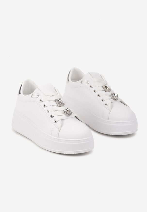 Born2be - Biało-Srebrne Sneakersy na Platformie z Ozdobnymi Aplikacjami na Sznurówkach Altheati. Okazja: na co dzień. Zapięcie: sznurówki. Kolor: biały. Materiał: jeans. Wzór: aplikacja. Obcas: na platformie