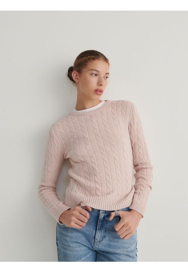 Reserved - Sweter o warkoczowym splocie - różowy. Kolor: różowy. Materiał: dzianina, wiskoza. Wzór: ze splotem