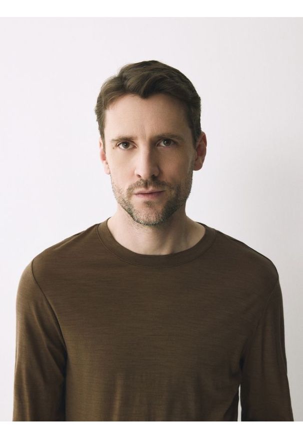 Reserved - Longsleeve z wełny merino - brązowy. Kolor: brązowy. Materiał: wełna. Długość rękawa: długi rękaw