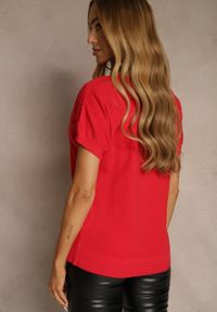 Renee - Czerwona Dzianinowa Bluzka z Cyrkoniowymi Aplikacjami Fenellia. Okazja: na co dzień. Kolor: czerwony. Materiał: dzianina. Wzór: aplikacja. Styl: casual, glamour #4