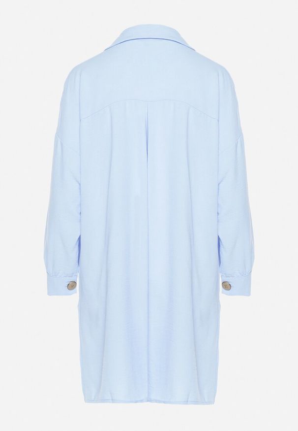 Born2be - Jasnoniebieska Długa Koszula z Rozcięciami po Bokach i Naszytą Kieszonką Hypallia. Okazja: na co dzień. Typ kołnierza: kołnierzyk klasyczny. Kolor: niebieski. Długość: długie. Wzór: aplikacja. Materiał: tkanina. Długość rękawa: długi rękaw. Sezon: wiosna, jesień. Styl: casual, klasyczny, elegancki