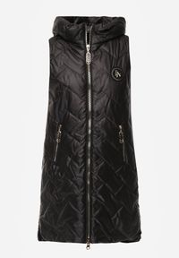 Born2be - Czarna Przejściowa Kamizelka Pikowana o Długim Kroju z Kapturem i Naszywką Harmaste. Okazja: na co dzień. Typ kołnierza: kaptur. Kolor: czarny. Materiał: jeans. Długość: długie. Wzór: aplikacja. Styl: casual #4