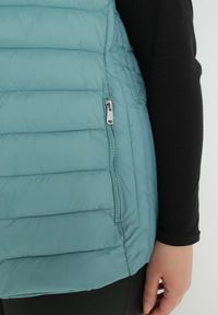 Born2be - Miętowa Kamizelka Pikowana z Kapturem Kari. Okazja: na co dzień. Typ kołnierza: kaptur. Kolekcja: plus size. Kolor: miętowy. Długość: długie. Wzór: gładki. Materiał: tkanina, sztruks. Długość rękawa: długi rękaw. Styl: casual #6