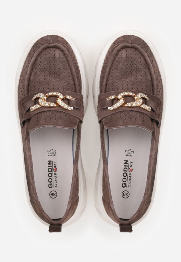 Born2be - Brązowe Skórzane Mokasyny na Grubej Podeszwie Zdobione Perforacją i Łańcuszkiem Ariuk. Okazja: do pracy, na co dzień. Kolor: brązowy. Materiał: skóra. Wzór: aplikacja. Styl: elegancki, casual