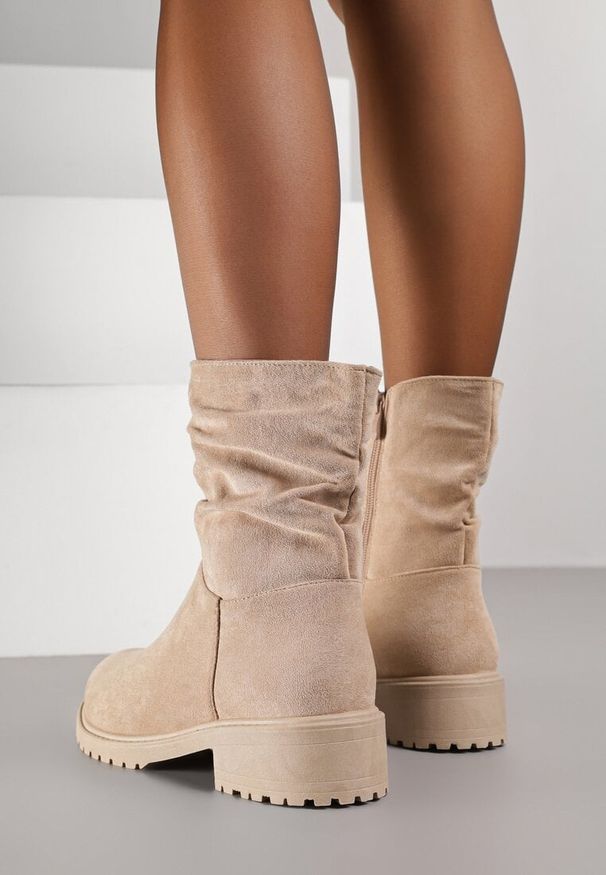 Born2be - Ciemnobeżowe Marszczone Botki do Kostki z Imitacji Zamszu Espinea. Okazja: na co dzień, do pracy, na spotkanie biznesowe. Kolor: beżowy. Materiał: zamsz. Styl: biznesowy, casual, elegancki