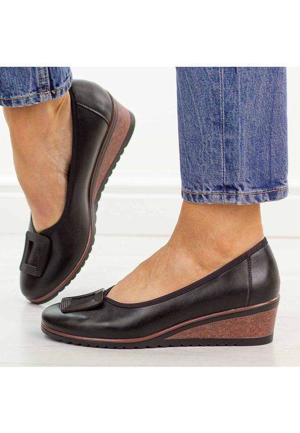 POTOCKI - Czarne czółenka damskie na koturnie Potocki 12791. Okazja: na co dzień, do pracy. Nosek buta: okrągły. Kolor: czarny. Szerokość cholewki: normalna. Wzór: aplikacja. Materiał: skóra. Sezon: wiosna, jesień, lato. Obcas: na koturnie. Styl: casual, elegancki, klasyczny