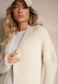 Renee - Jasnobeżowy Długi Kardigan Bez Zapięć z Obniżoną Linią Ramion i Kieszeniami Viatha. Okazja: na co dzień. Kolor: beżowy. Materiał: jeans. Długość rękawa: na ramiączkach. Długość: długie. Styl: casual, elegancki