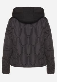 Born2be - Czarna Pikowana Kurtka z Materiałowym Kapturem i Kieszeniami Ravalynne. Okazja: na co dzień, na spacer. Kolor: czarny. Materiał: materiał. Styl: sportowy, klasyczny, casual, elegancki #2