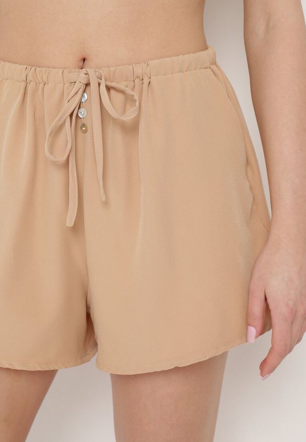 Born2be - Beżowe Szorty z Gumką w Pasie i Wysokim Stanem Givata. Okazja: na spacer. Stan: podwyższony. Kolor: beżowy. Materiał: tkanina. Sezon: lato. Styl: klasyczny
