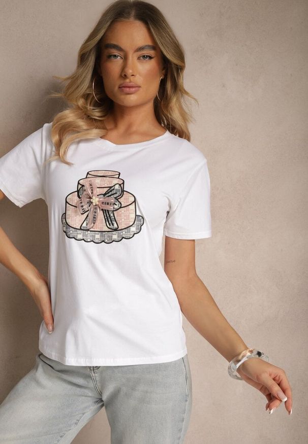 Renee - Biały Bawełniany T-shirt z Kokardą 3D i Nadrukiem Tortu Sanaviela. Okazja: na co dzień. Typ kołnierza: kokarda. Kolor: biały. Materiał: bawełna. Wzór: nadruk. Styl: klasyczny, elegancki, casual