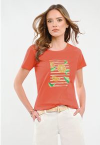Volcano - T-shirt z nadrukiem T-VALERY. Kolor: pomarańczowy. Materiał: materiał, skóra, bawełna. Wzór: nadruk. Styl: klasyczny
