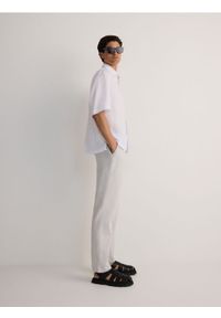 Reserved - Spodnie chino regular z dodatkiem lnu - jasnoszary. Kolor: szary. Materiał: len #1