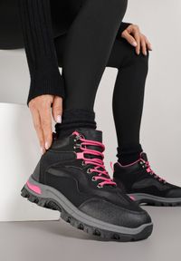 Renee - Czarno-Fuksjowe Buty Trekkingowe Trapery Vices Ozdobione Geometrycznym Motywem Anarisse. Okazja: na co dzień. Kolor: czarny. Materiał: jeans. Wzór: aplikacja, geometria. Styl: casual, elegancki