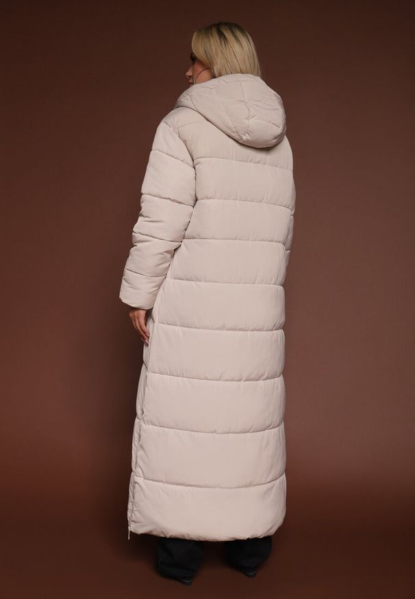 Renee - Jasnobeżowa Prosta Kurtka z Pikowanymi Przeszyciami i Kapturem Acaite. Kolor: beżowy. Materiał: jeans, poliester. Styl: elegancki
