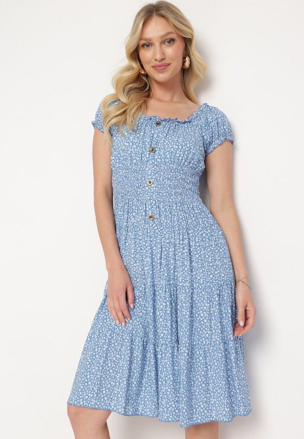 Born2be - Niebieska Bawełniana Sukienka w Drobne Kwiaty z Gumkami w Talii Fielita. Kolor: niebieski. Materiał: bawełna. Długość rękawa: krótki rękaw. Wzór: kwiaty. Sezon: lato. Styl: elegancki