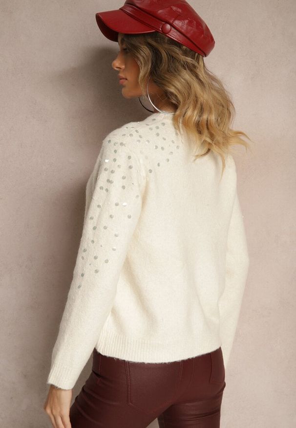 Renee - Jasnobeżowy Sweter z Bawełną i Cekinami Ceala. Okazja: na co dzień, na imprezę. Kolor: beżowy. Materiał: bawełna. Wzór: aplikacja. Styl: elegancki, casual