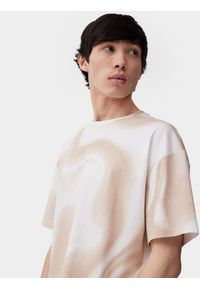 4f - T-shirt oversize z nadrukiem allover męski. Kolor: beżowy. Materiał: bawełna. Wzór: nadruk