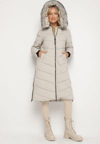 Born2be - Beżowa Długa Kurtka z Pikowanymi Przeszyciami i Kapturem z Futerkiem Galella. Okazja: na co dzień. Kolor: beżowy. Materiał: futro. Długość: długie. Styl: klasyczny, casual, elegancki #1