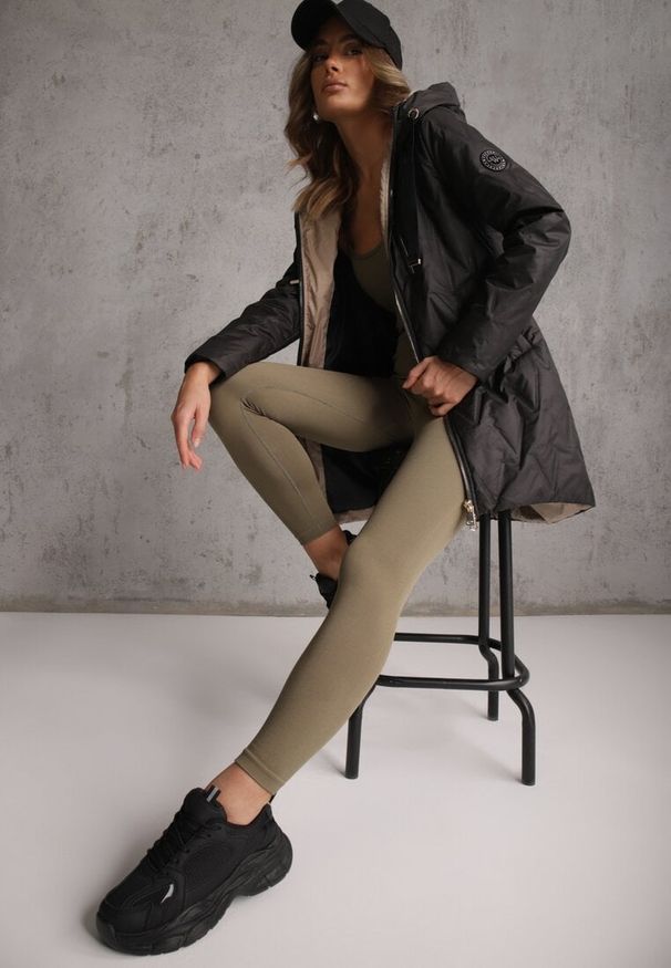 Renee - Czarna Długa Kurtka Parka Pikowana z Kapturem Ozdobiona Aplikacją Rossea. Okazja: na co dzień. Typ kołnierza: kaptur. Kolor: czarny. Materiał: poliester, jeans. Długość: długie. Wzór: aplikacja. Styl: casual, street