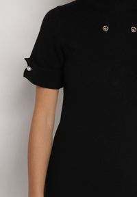 Born2be - Czarna Sweterkowa Sukienka Trapezowa Ozdobiona Aplikacjami i Perełkami Iletusa. Okazja: na co dzień, do pracy. Kolor: czarny. Wzór: aplikacja. Typ sukienki: trapezowe. Styl: klasyczny, casual, elegancki. Długość: midi #6