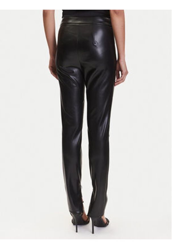 Guess Spodnie z imitacji skóry New Prescilla Regular W4BB18 WGIK0 Czarny Slim Fit. Kolor: czarny. Materiał: skóra