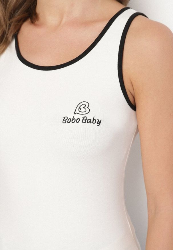 Born2be - Biały Wiskozowy Top Ozdobiony Nadrukiem Amovara. Okazja: na co dzień. Kolor: biały. Materiał: wiskoza. Wzór: aplikacja, nadruk. Styl: casual