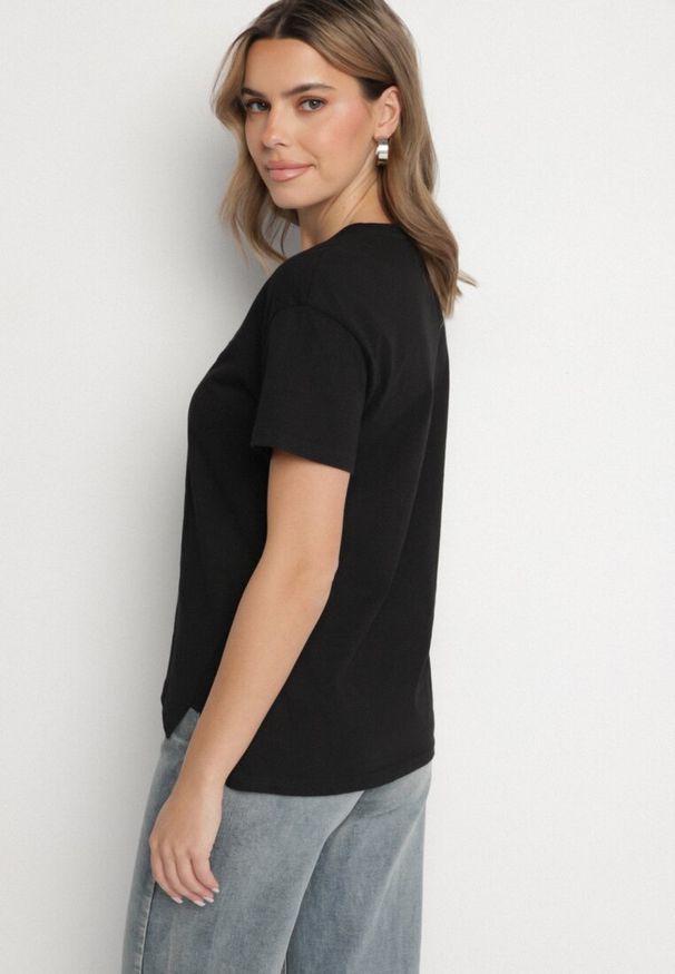 Born2be - Czarny T-shirt z Asymetrycznym Tyłem i Ozdobnym Haftem Ninissara. Okazja: na spacer. Kolor: czarny. Materiał: jeans. Wzór: haft. Styl: elegancki, klasyczny