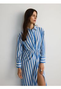 Reserved - Koszulowa sukienka midi z lyocellem - jasnoniebieski. Kolor: niebieski. Materiał: tkanina, len, bawełna. Typ sukienki: koszulowe. Długość: midi