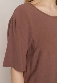 Born2be - Brązowy Minimalistyczny T-shirt z Teksturowanej Tkaniny z Bawełną Shinost. Okazja: na co dzień, do pracy. Kolekcja: plus size. Kolor: brązowy. Materiał: bawełna, tkanina. Styl: casual #4