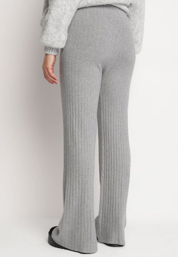 Born2be - Szare Dzianinowe Spodnie Prążkowane o Szerokim Kroju z Gumką w Talii Emalindrae. Okazja: na co dzień. Stan: podwyższony. Kolor: szary. Materiał: prążkowany, dzianina. Styl: casual, elegancki