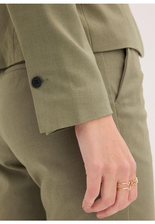 bonprix - Żakiet z kieszeniami z lamówką, petite. Kolekcja: petite. Kolor: zielony. Długość: krótkie. Styl: elegancki