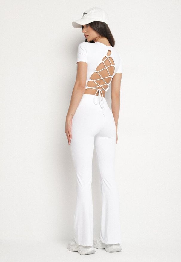 Born2be - Biały Komplet Sportowy Koszulka ze Sznurowaniem i Spodnie Lumarelle. Kolor: biały