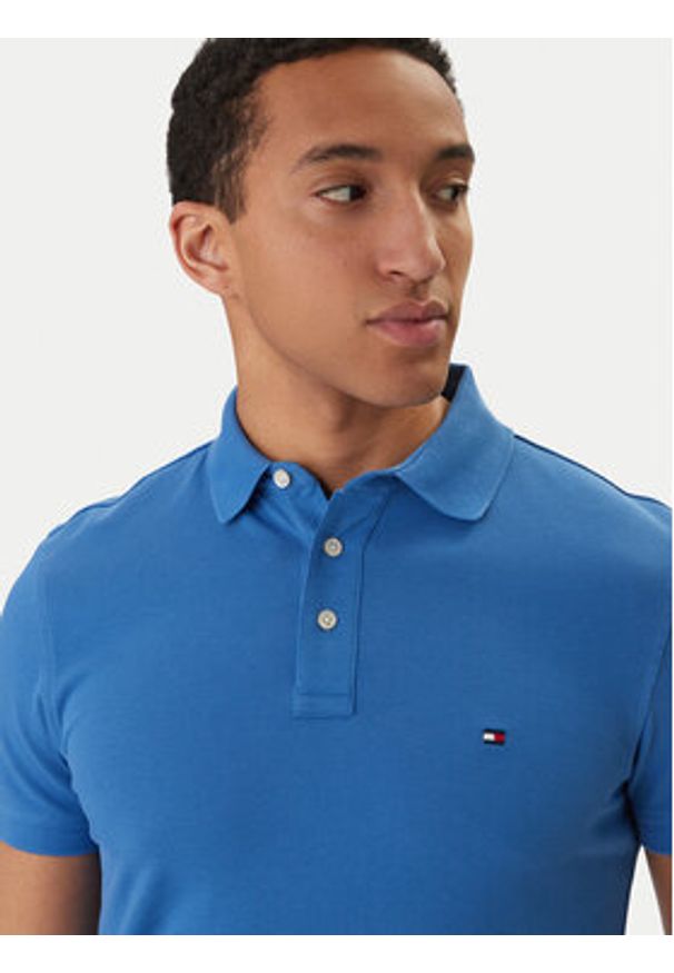 TOMMY HILFIGER - Tommy Hilfiger Polo 1985 MW0MW17771 Niebieski Slim Fit. Typ kołnierza: polo. Kolor: niebieski. Materiał: bawełna