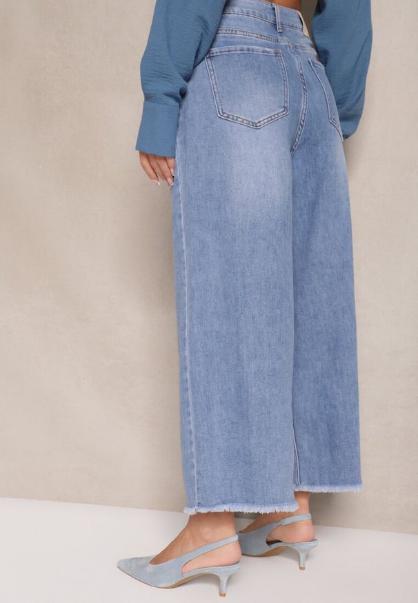 Renee - Niebieskie Jeansy Szwedy High Waist Zdobione Przeszyciem Wzdłuż Nogawki Pleffia. Stan: podwyższony. Kolor: niebieski. Wzór: aplikacja. Styl: elegancki