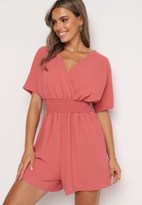 Born2be - Różowy Kombinezon z Zakładkowym Dekoltem i Gumką w Talii Belandrea. Okazja: na co dzień. Kolor: różowy. Materiał: jeans. Długość rękawa: krótki rękaw. Długość: krótkie. Sezon: lato. Styl: sportowy, casual, elegancki #1