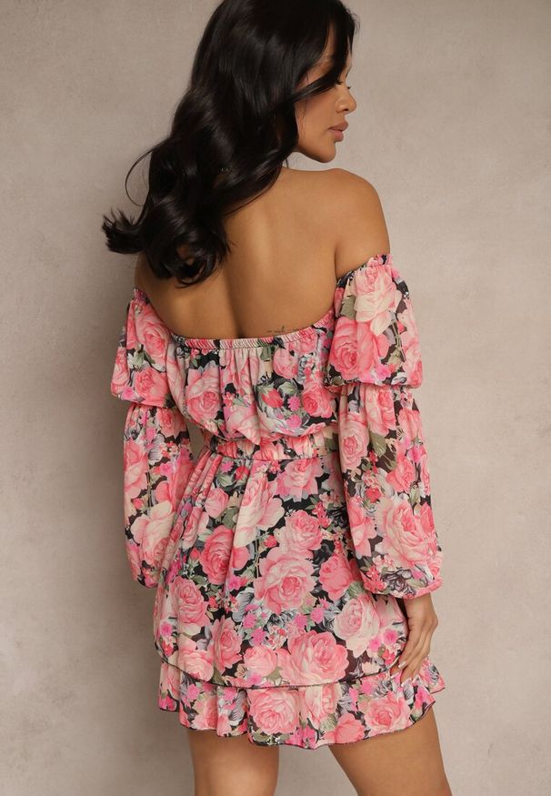 Renee - Czarna Sukienka Hiszpanka z Wiskozy w Kwiaty z Paskiem i Falbanami Zelmoi. Okazja: na co dzień, na randkę. Typ kołnierza: dekolt hiszpanka. Kolor: czarny. Materiał: wiskoza. Wzór: kwiaty. Sezon: lato. Styl: casual