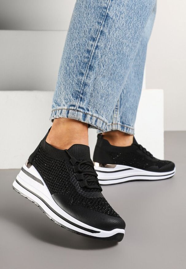 Born2be - Czarne Sneakersy na Koturnie z Cyrkoniami z Metalicznym Zdobieniem Bariena. Zapięcie: sznurówki. Kolor: czarny. Wzór: aplikacja. Obcas: na koturnie