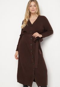 Born2be - Brązowa Sukienka na Guziki z Prążkowanej Dzianiny z Dodatkiem Wełny Nalisea. Okazja: na co dzień. Typ kołnierza: dekolt w serek. Kolor: brązowy. Materiał: wełna, prążkowany, dzianina. Długość rękawa: długi rękaw. Typ sukienki: proste. Styl: klasyczny, casual