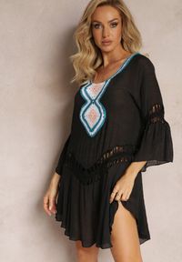 Renee - Czarna Luźna Sukienka Mini Narzutka z Szydełkowym Zdobieniem Elvin. Kolor: czarny. Wzór: aplikacja. Styl: elegancki