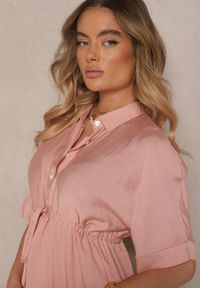 Renee - Różowa Wiskozowa Sukienka o Koszulowym Kroju z Wiązaniem w Talii Nanovias. Okazja: na co dzień, do pracy. Typ kołnierza: kołnierzyk klasyczny. Kolor: różowy. Materiał: wiskoza. Długość rękawa: krótki rękaw. Typ sukienki: koszulowe. Styl: klasyczny, elegancki, casual
